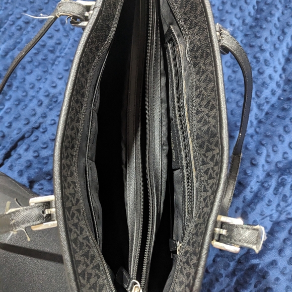 Used MICHAEL KORS Jet Set Zip Tote in Black/Grey Leather - Picture 13 of 16